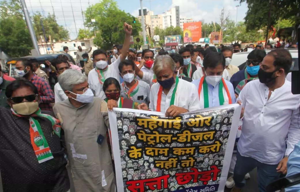 Vadodara Congress held protest against rising petrol and diesel prices