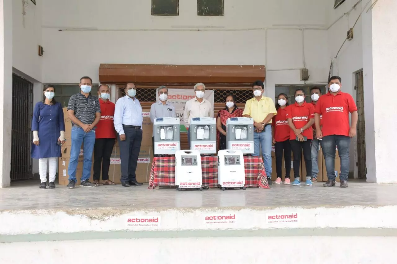Vadodara Collector accepted the donation of 30 oxygen concentrator devices