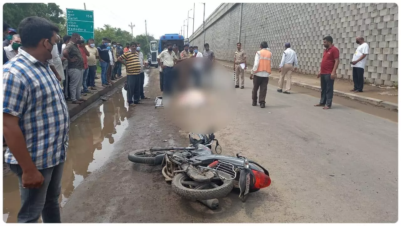 Vadodara police ASI died in a road accident near Ranoli bridge
