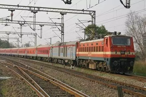 Vadodara railway police and RPF nabbed interstate gang involved in robbery inside express trains
