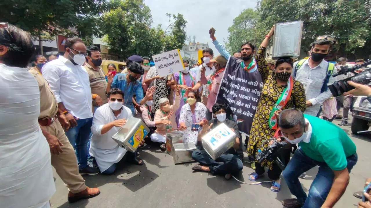 Vadodara Congress on Friday staged protest against rising cooking oil price with empty cans