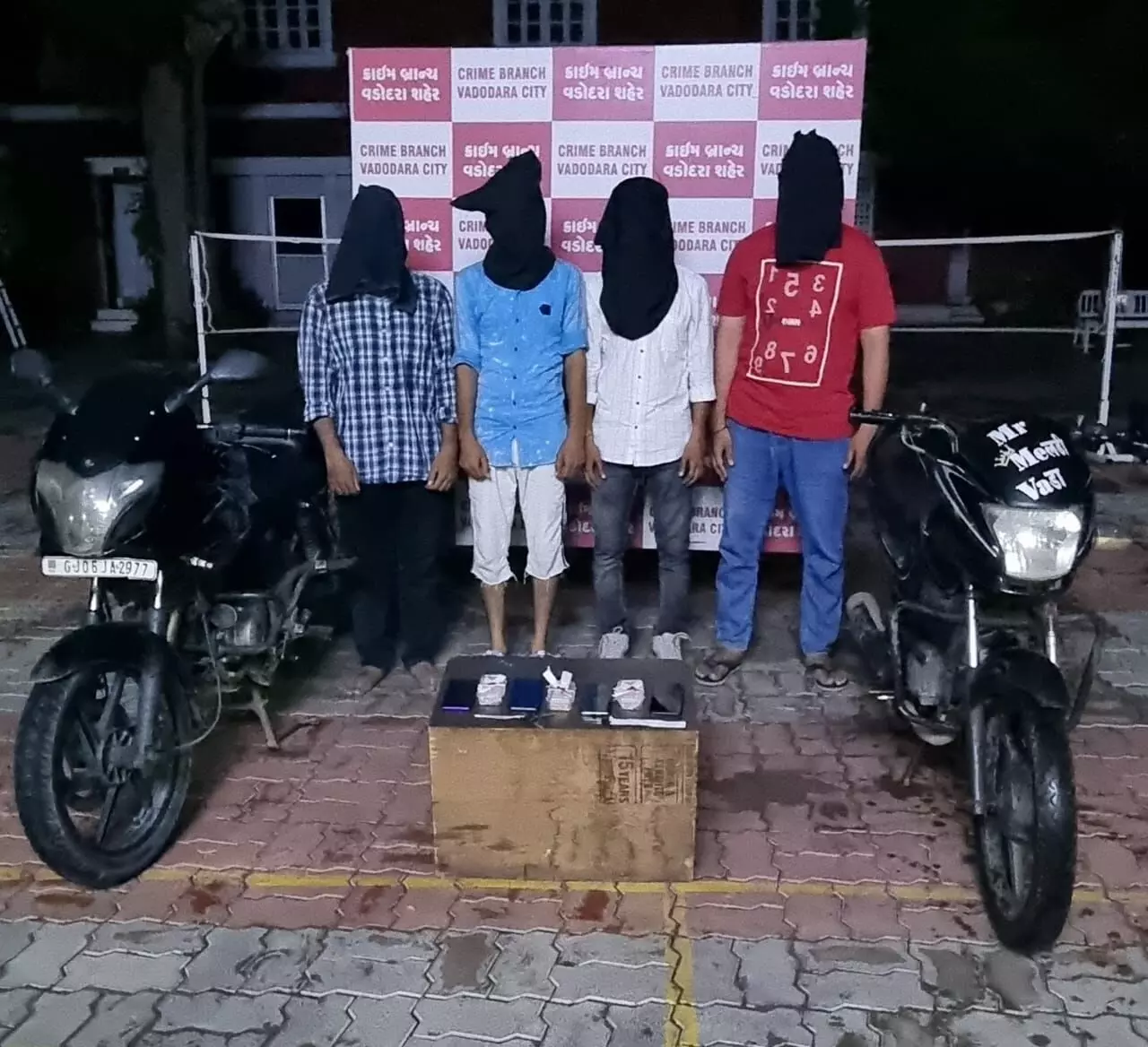 Vadodara crime branch arrested four involved in robbery at Vallabh Jewellers in Khodiyar Nagar