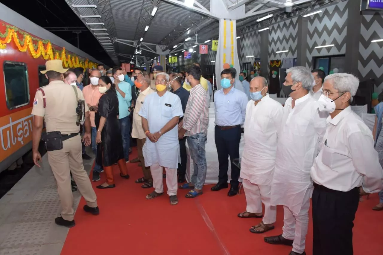 Minister of State Yogesh Patel and other dignitaries welcoming the Gandhinagar-Varanasi superfast train at Vadodara