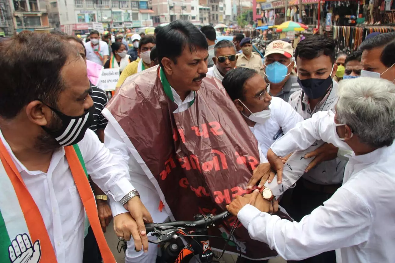 Around 50 including State Congress President detained by police for organised a cycle rally in Vadodara