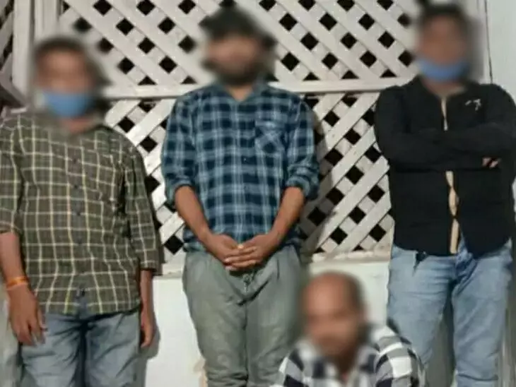 Four fake policemen caught at Avakhal village