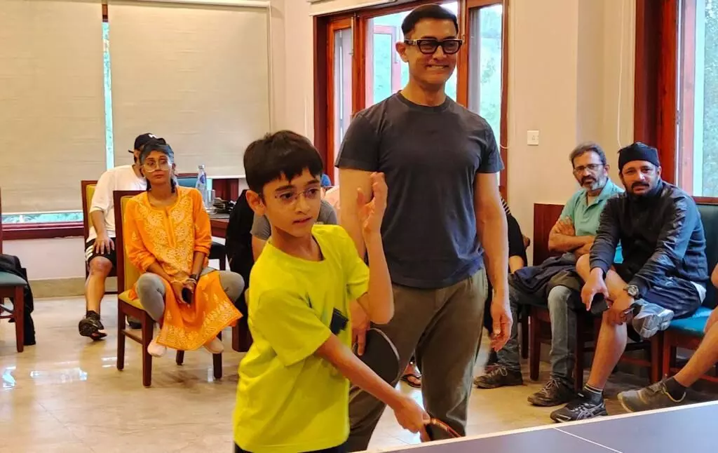 Aamir Khan enjoys a Table Tennis tournament with the unit of Laal Singh Chaddha