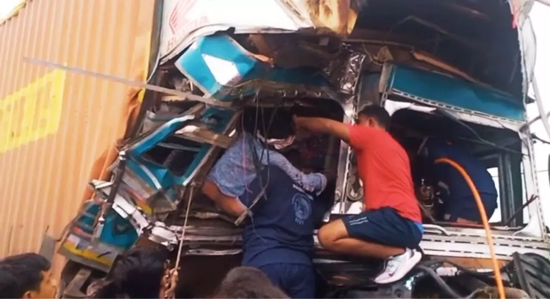 Driver cleaner injured in a horrific accident occurred between two trucks near Vadodara