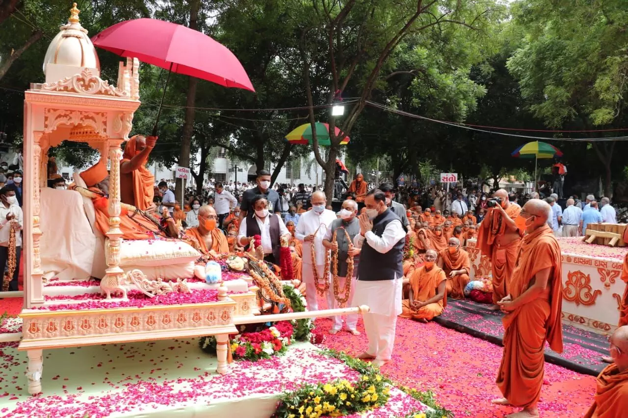 Chief Minister Vijay Rupani and Deputy CM Nitin Patel paid homage to Hariprasad Swami at Sokhada