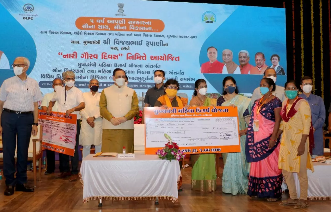 Gujarat CM Vijay Rupani disbursed interest free loans of Rs. 140 crore to 1 lakh women of 14 thousand womens groups in the state