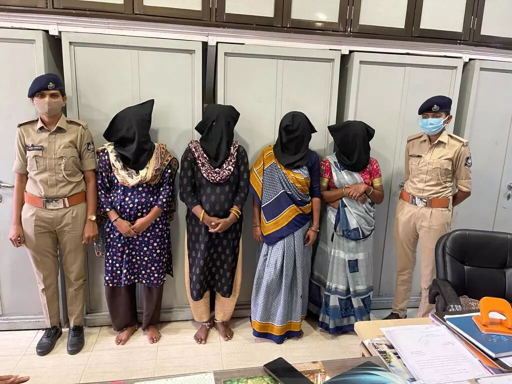 Vadodara rural LCB caught the women Sansi gang of MP involved in cheating people outside banks, atm and post offices
