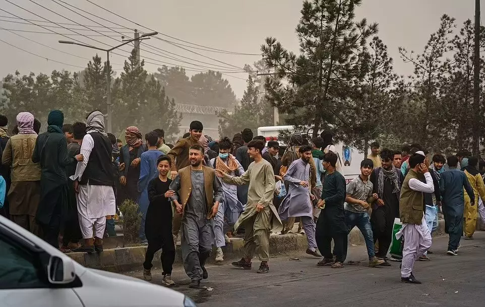 Reports: Taliban beat women, children with sharp objects on Kabul Airport Road despite of peace promise