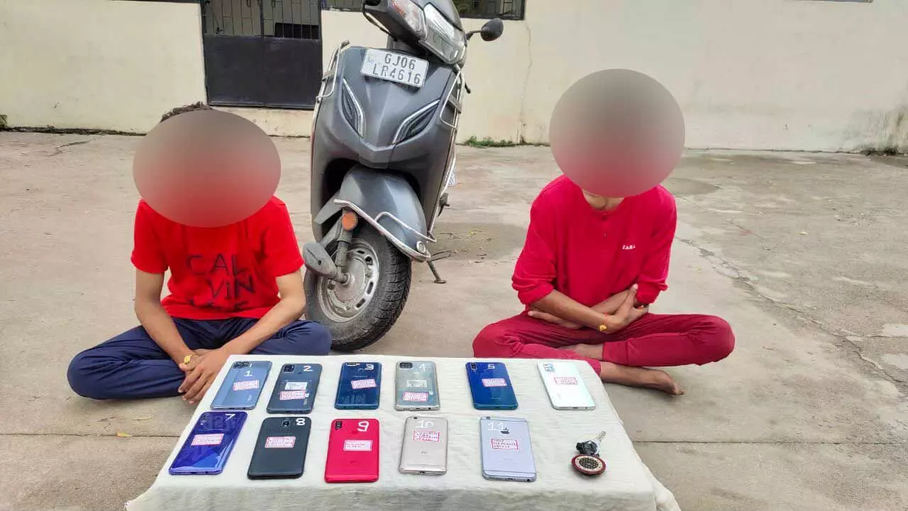 Vadodara police arrested two for robbing mobiles of women and elderly
