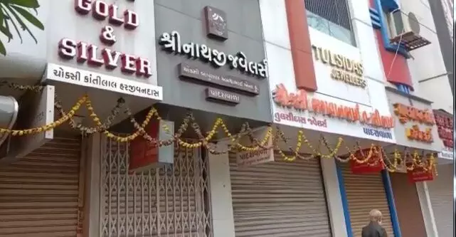 Vadodara jewellers went on one day symbolic strike in protest of the hallmarking process mandatory by the Bureau of Indian Standards