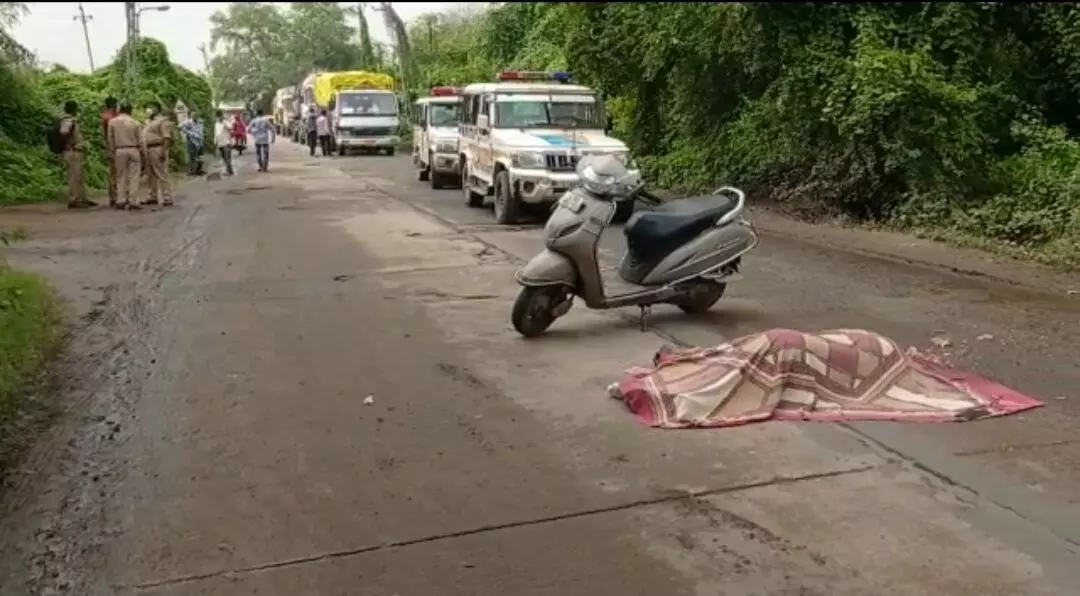 Teacher killed in road accident due to bad roads at Nandesari near Vadodara