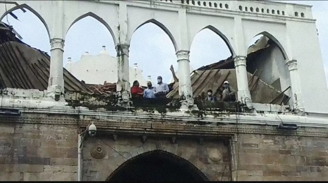 Vadodara Mayor, deputy Mayor and ASI officials visited Lehripura gate after part of its ceiling fell down