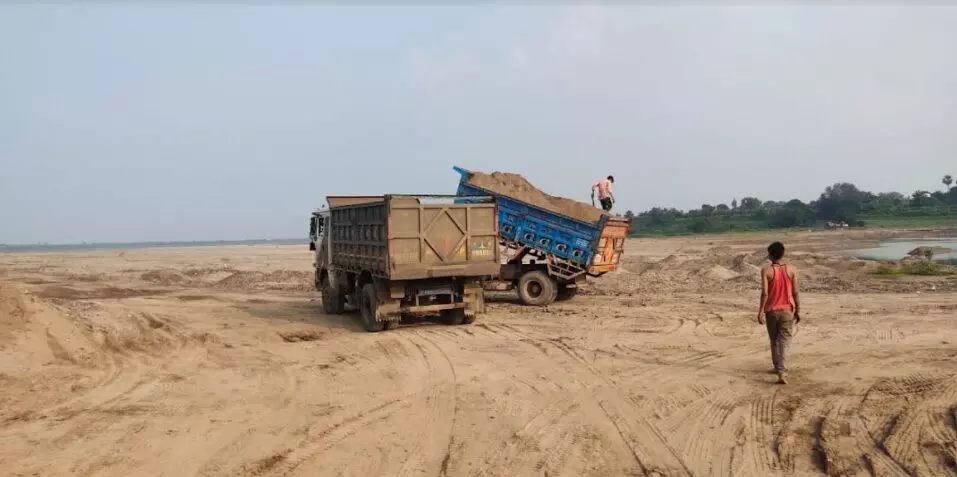 Minerals team stops unauthorized mining of sand in Kothia village of Karjan taluka