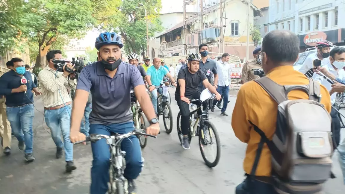 Minister of State for Home, Harsh Sanghavi cycling on Vadodara roads