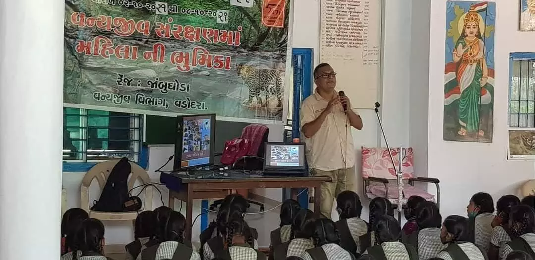 Wildlife Photographer of Vadodara explained importance of identifying wildlife and bird resources to more than 7000 students of 12 schools and villagers