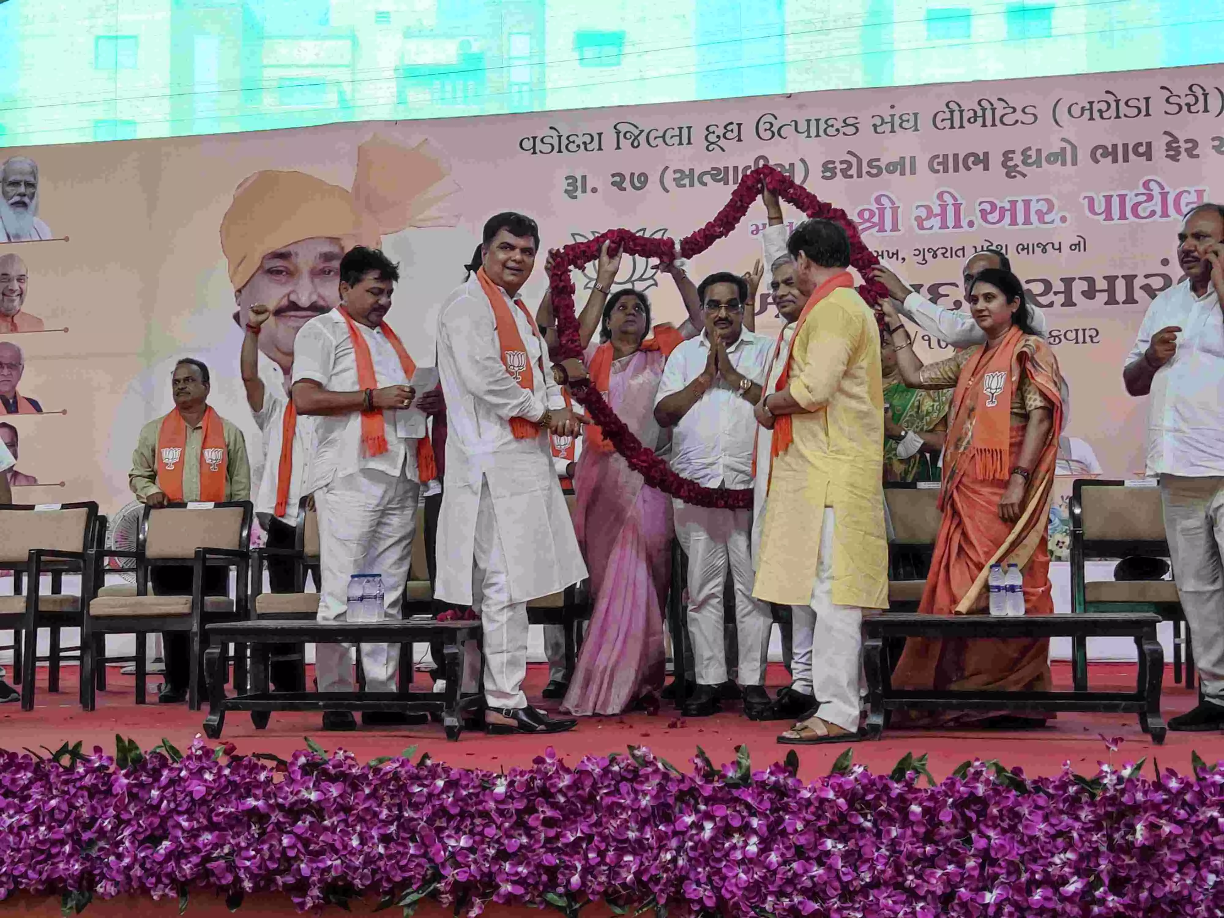 Greeting ceremony of BJP Gujarat President C.R. Patil by milk producers of Baroda Dairy for 27 crore payment of milk price