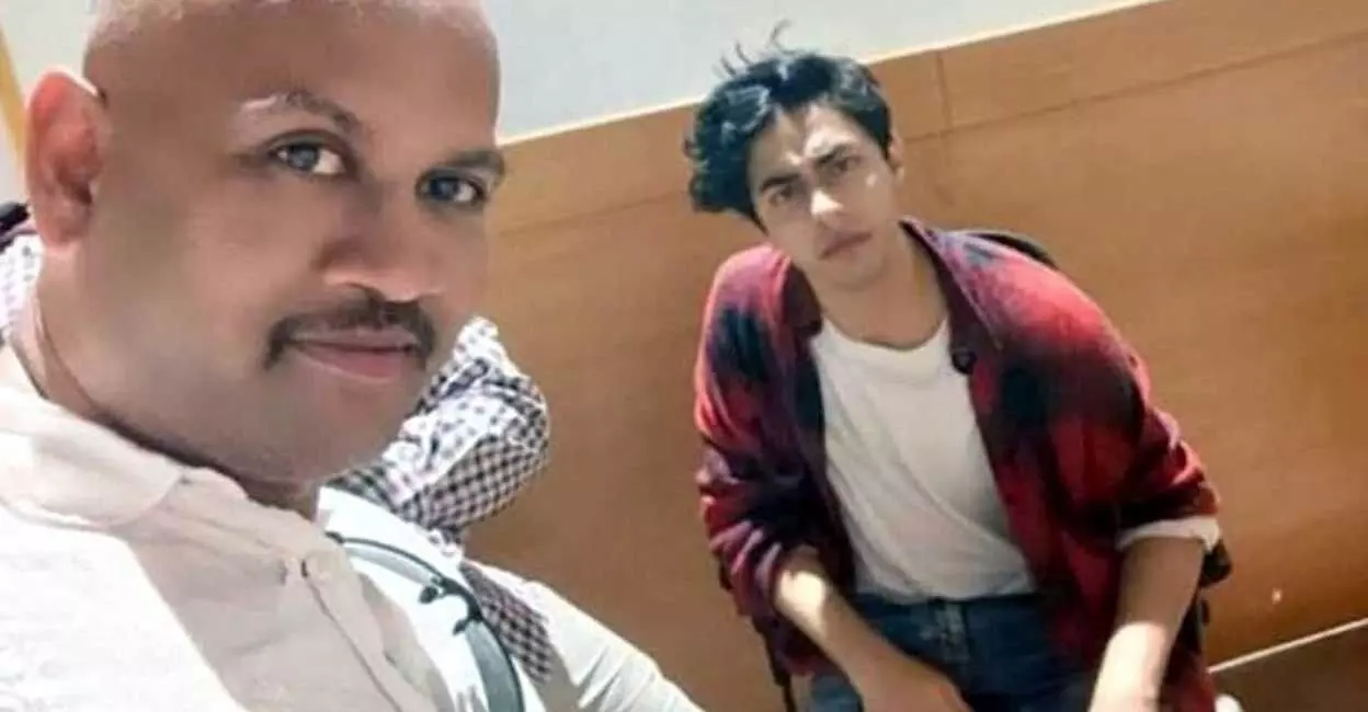 Pune Police issues lookout circular against man in viral selfie with Aryan Khan