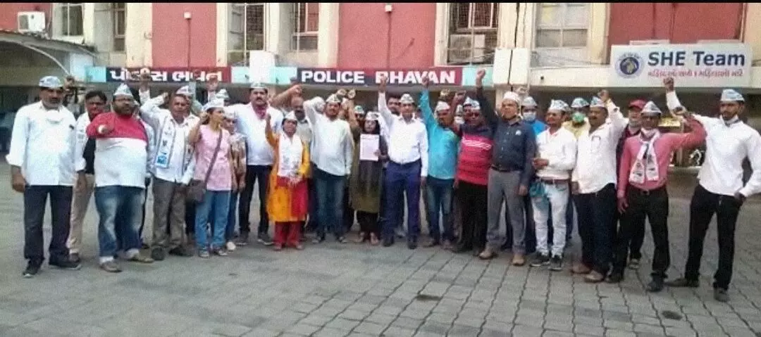 Aam Aadmi Party Vadodara extend support to policemen protesting for their rights on social media
