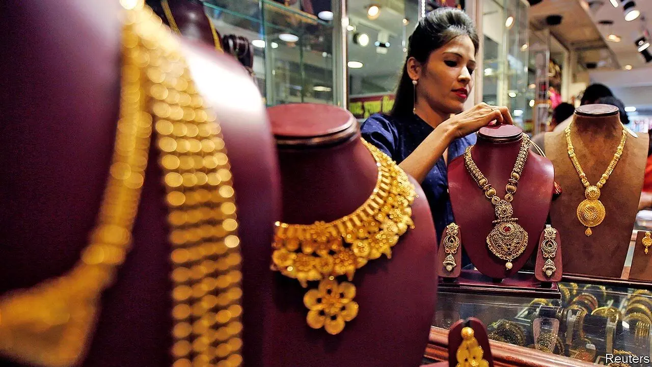 Gold price drops big in futures trade ahead of Diwali