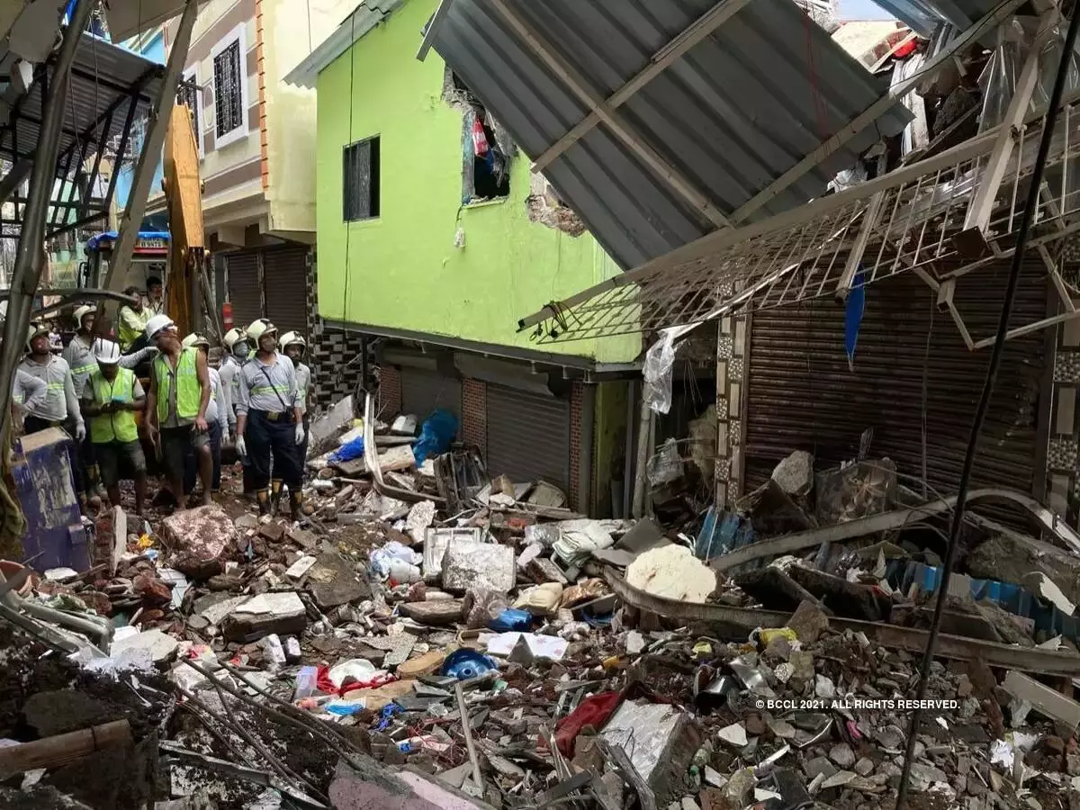 7 injured in house collapse in Mumbai