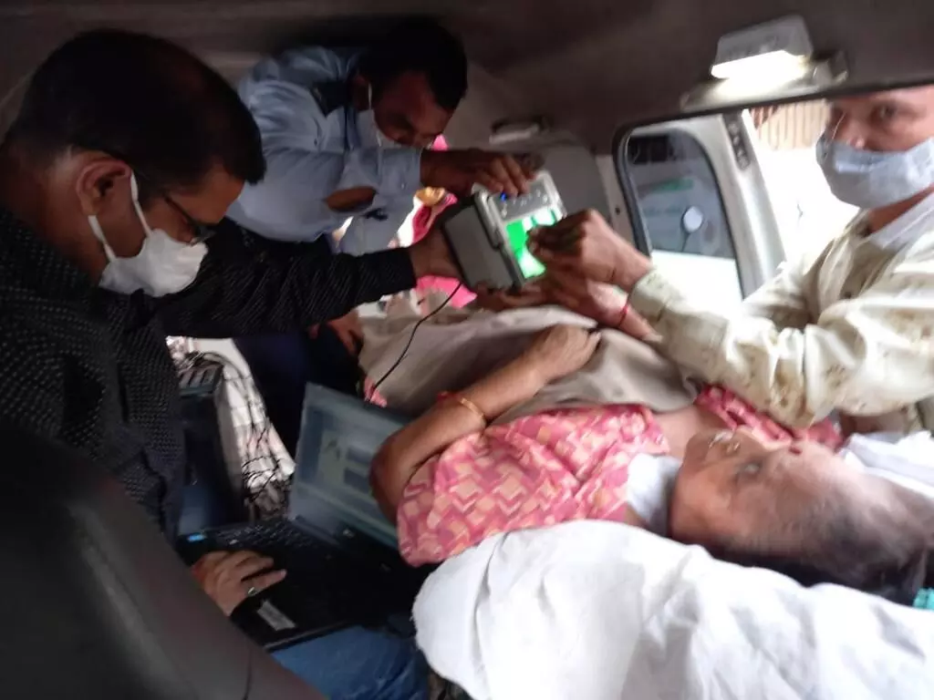 Unique incident of Aadhaar Card entry of a lady inside the ambulance at Vasti Ganatari office in Vadodara