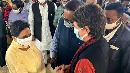 Priyanka Gandhi visits Mayawati, offers condolences for her mothers death