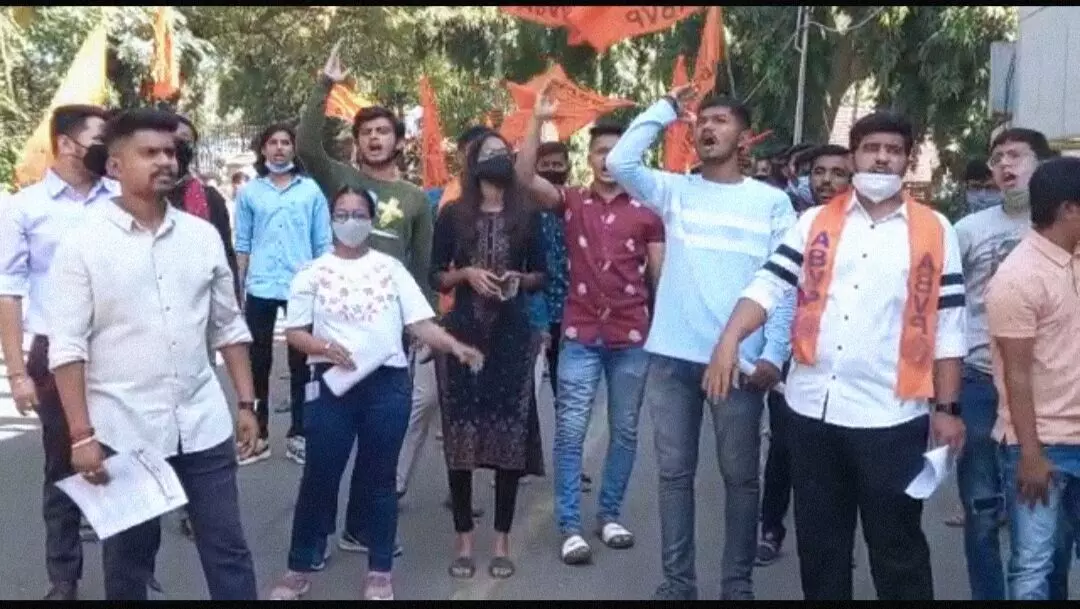 Vadodara ABVP aggressively protest against the Senate elections and create ruckus at the head office on Friday