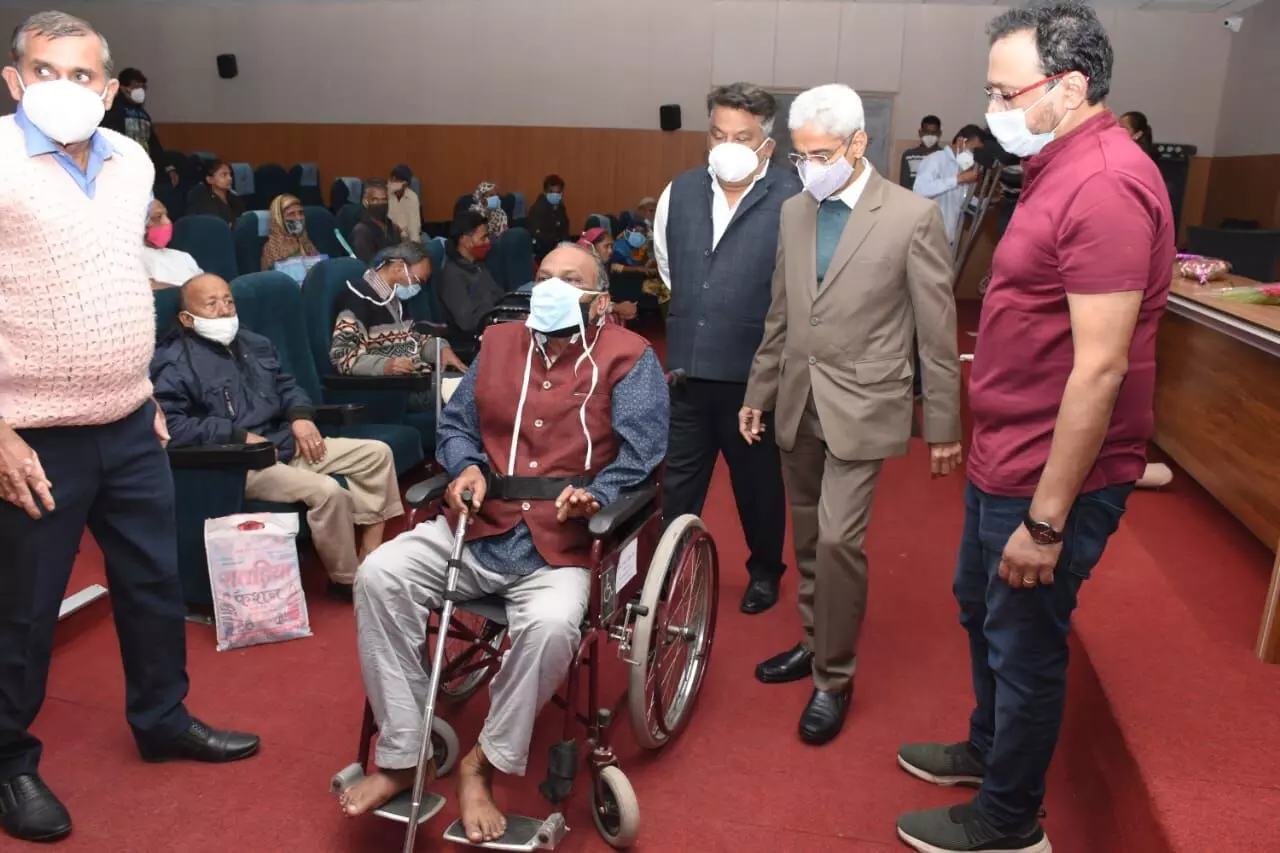 Vadodara Collector help divyangjan to wear calipers and help him walk again