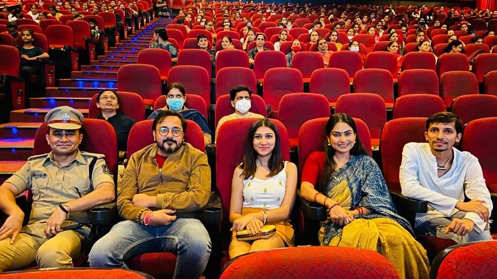 Special screening of Gujarati movie 21mu Tiffin for women officers and employees of Vadodara police
