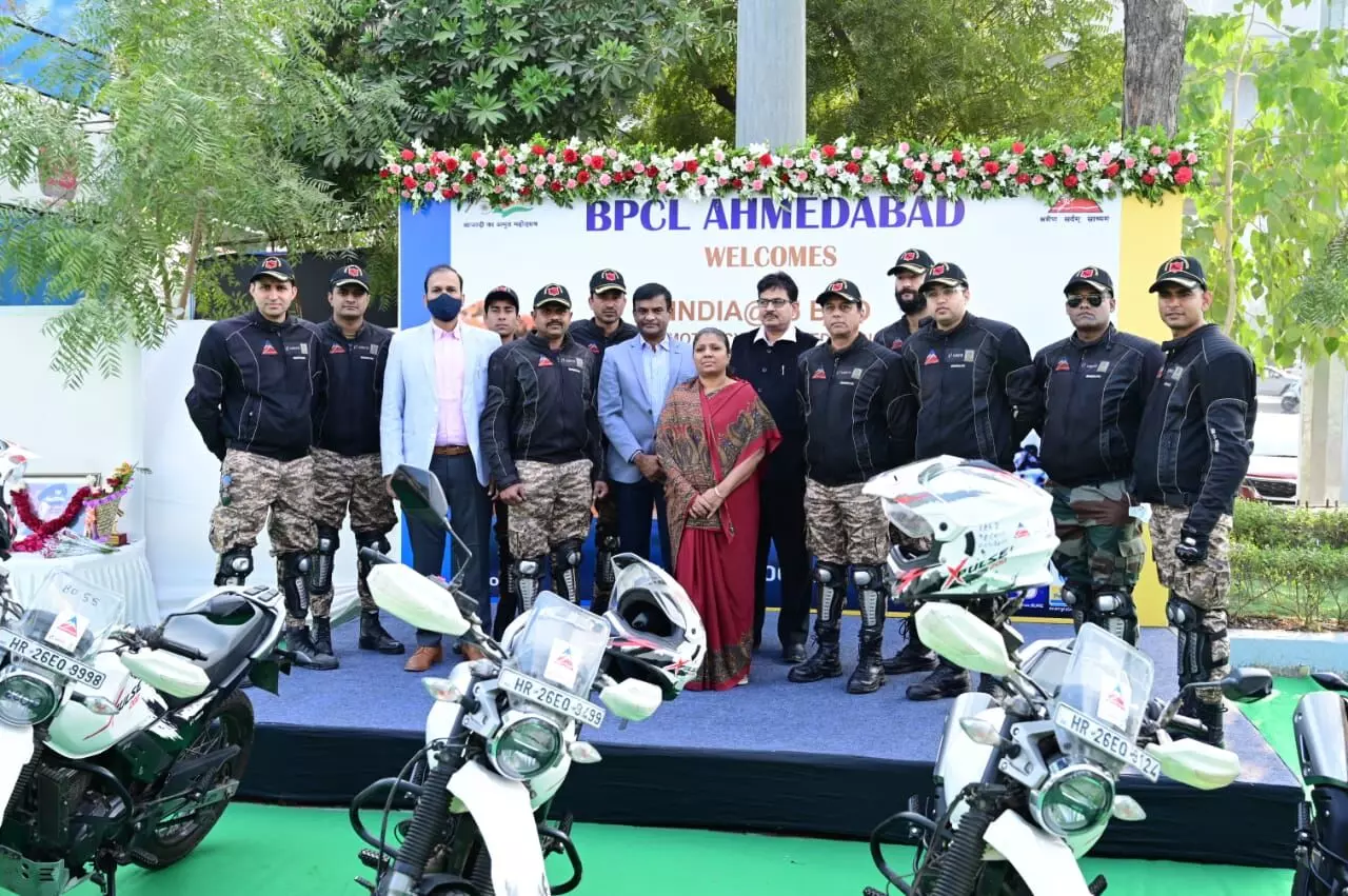 Major General Mohit Wadhwa GOC, Golden Katar division flags off BRO motorcycle expedition 2021