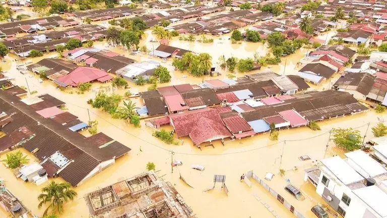 Death toll in Malaysian floods has risen to 33, with over 62,000 people evacuated