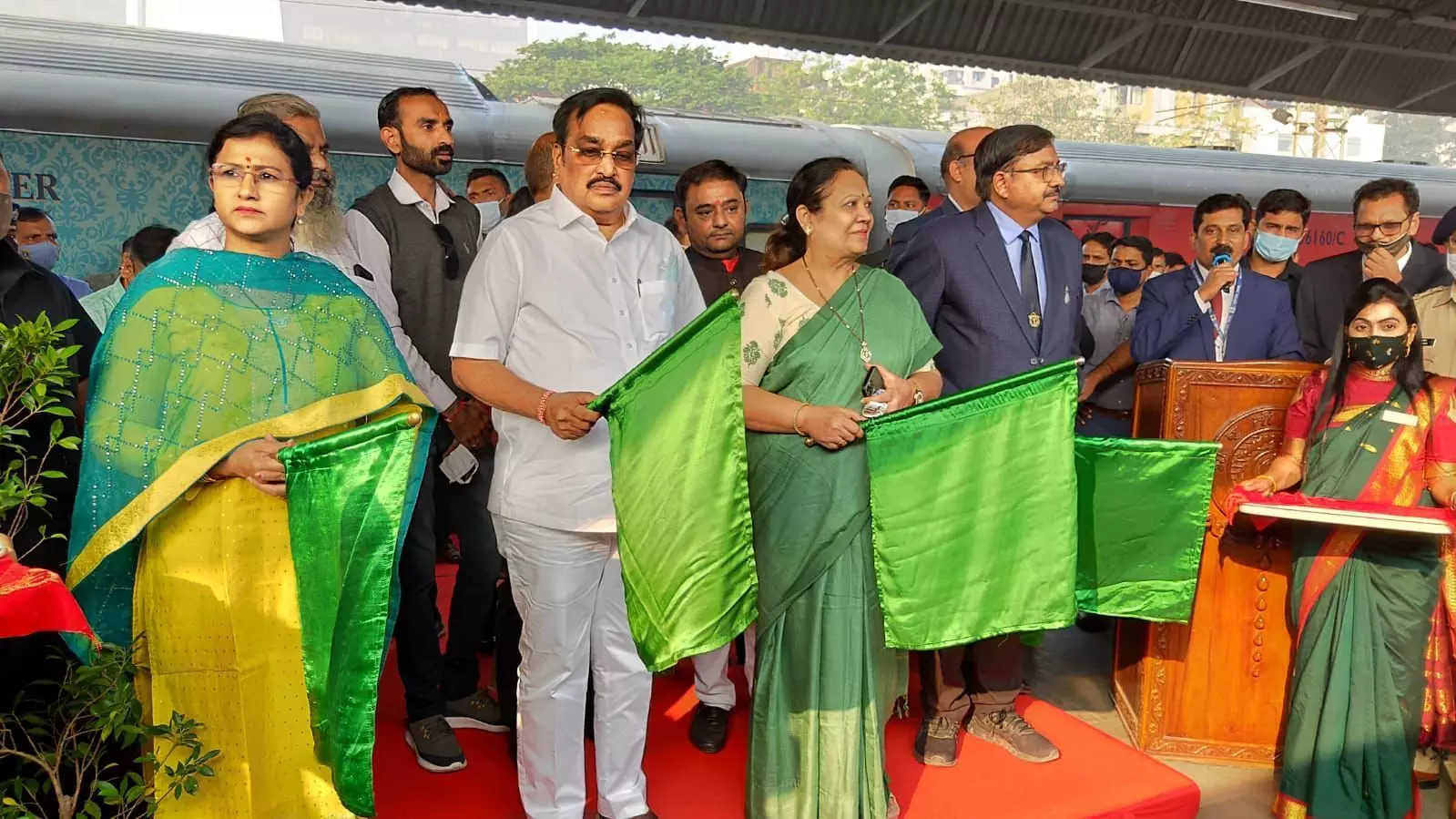 Minister of state for railways flagged off the maiden extended trip of Shatabdi express at Surat station