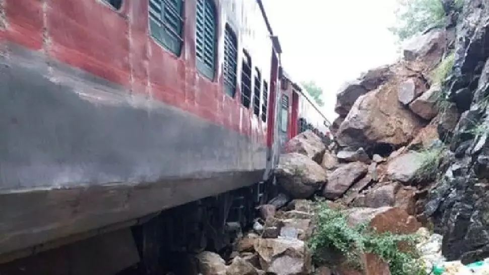 Vasco Da Gama-Howrah Amaravati Express derailed around Dudhsagar in Goa