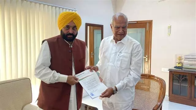 Bhagwant Mann meets governor Purohit, stakes claim to form govt in Punjab