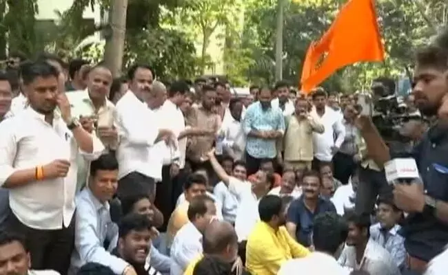 Sena growls as Hanuman Chalisa Row knocks on Uddhav Thackerays door