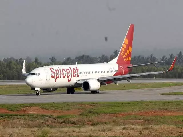 SpiceJet Mumbai-Durgapur flight flies into storm, 40 injured