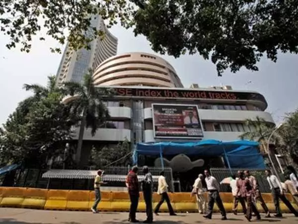 Markets falter for 6th day; Sensex tanks 425 points in early trade