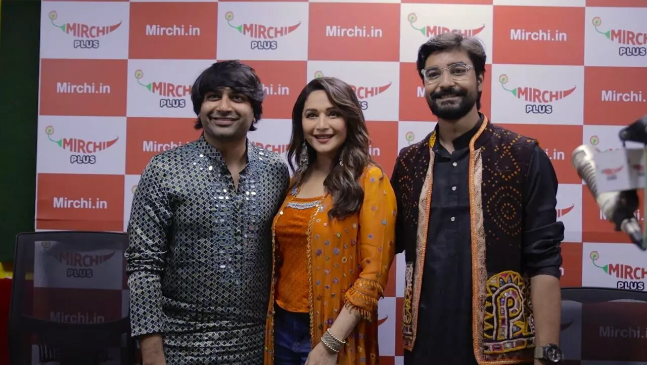 Thousands flock to catch a sight of Madhuri at Mirchi Rock n Dhol