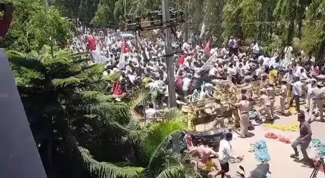 Karnataka: Banjara community stages massive protest outside Yediyurappas house
