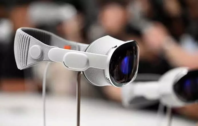 Apple, Vision Pro AR headset at three times Metas priciest device