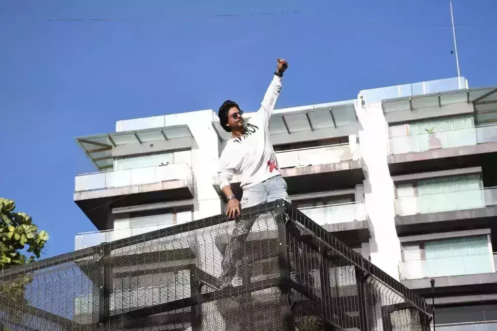 Shah Rukh Khan does Pathaan hook step on Mannat balcony to celebrate TV premiere