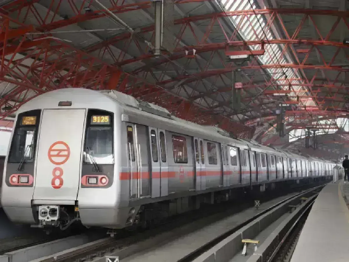Delhi: Delhi metro issues advisory against making reels in train