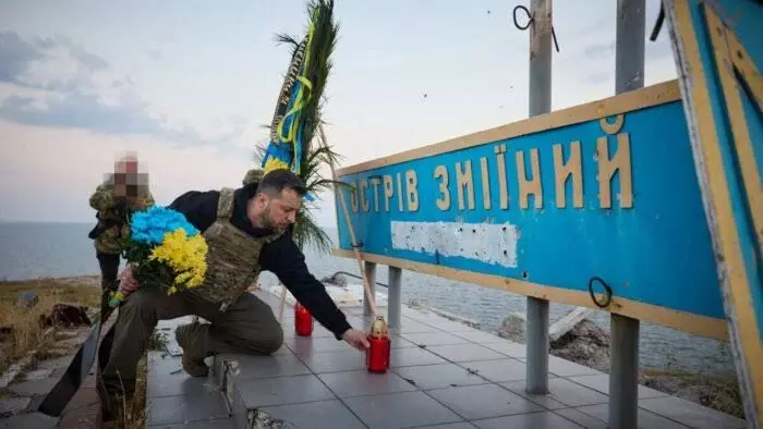 Ukraines President visits Snake Island to honour soldiers on 500th day of Russian invasion