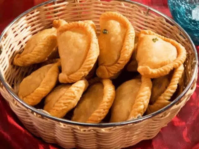 Gujiya Recipe: The best thing about this delicacy is the combination of sweet, yummy filling and crispy outer coating