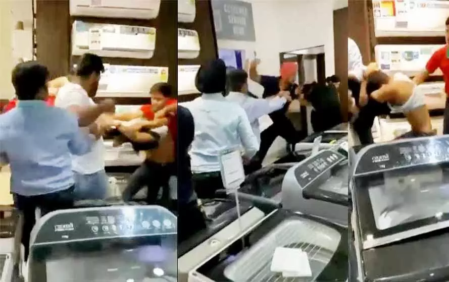 iPhone 15 Craze : Due to late delivery, Customers beat the store staff angrily even tore clothes; watch video