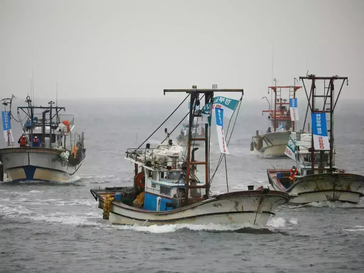 South Korea detains boat with suspected North Korea defectors