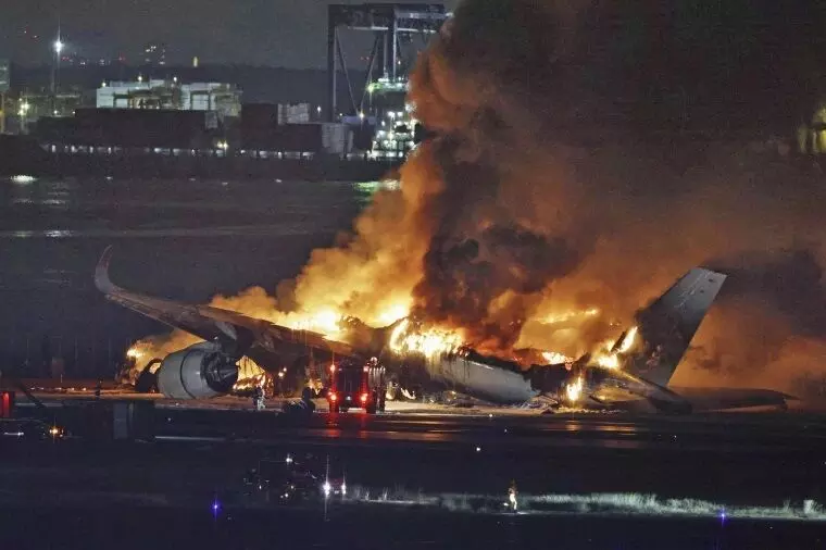 Plane at Japans Haneda Airport catches fire, 400 passengers rescued